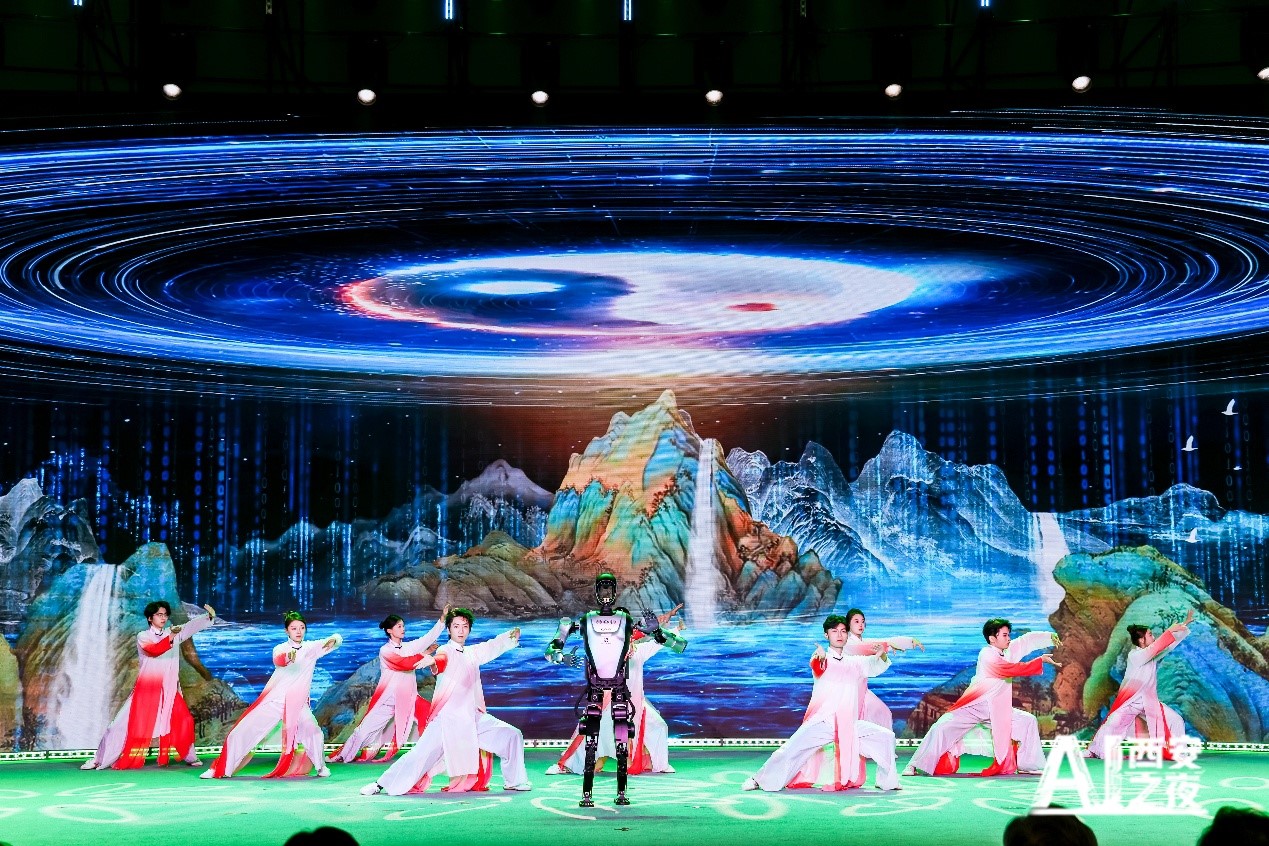 يؤدي الروبوت العامل بالذكاء الاصطناعي "كواف" رياضة التاي تشي مع التلاميذ على خشبة المسرح.