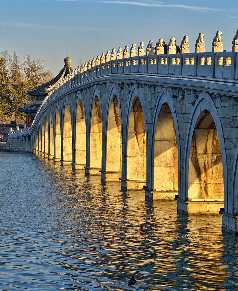 جسر الأقواس السبعة عشر بالقصر الصيفي يتألق بالضوء الذهبي المذهل