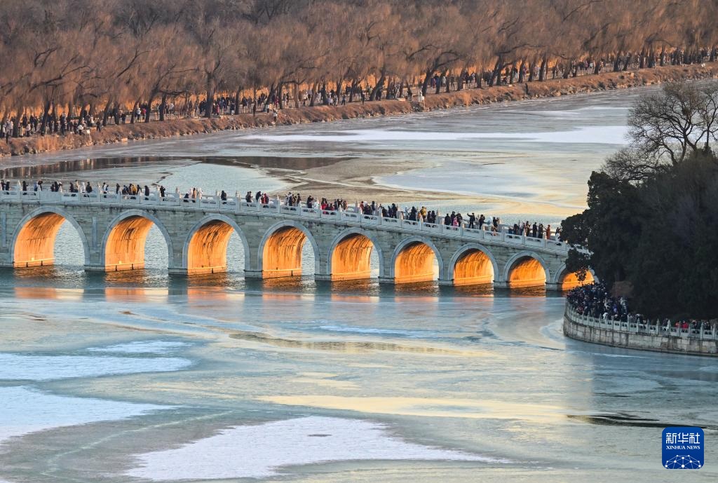 جسر الأقواس السبعة عشر بالقصر الصيفي يتألق بالضوء الذهبي المذهل