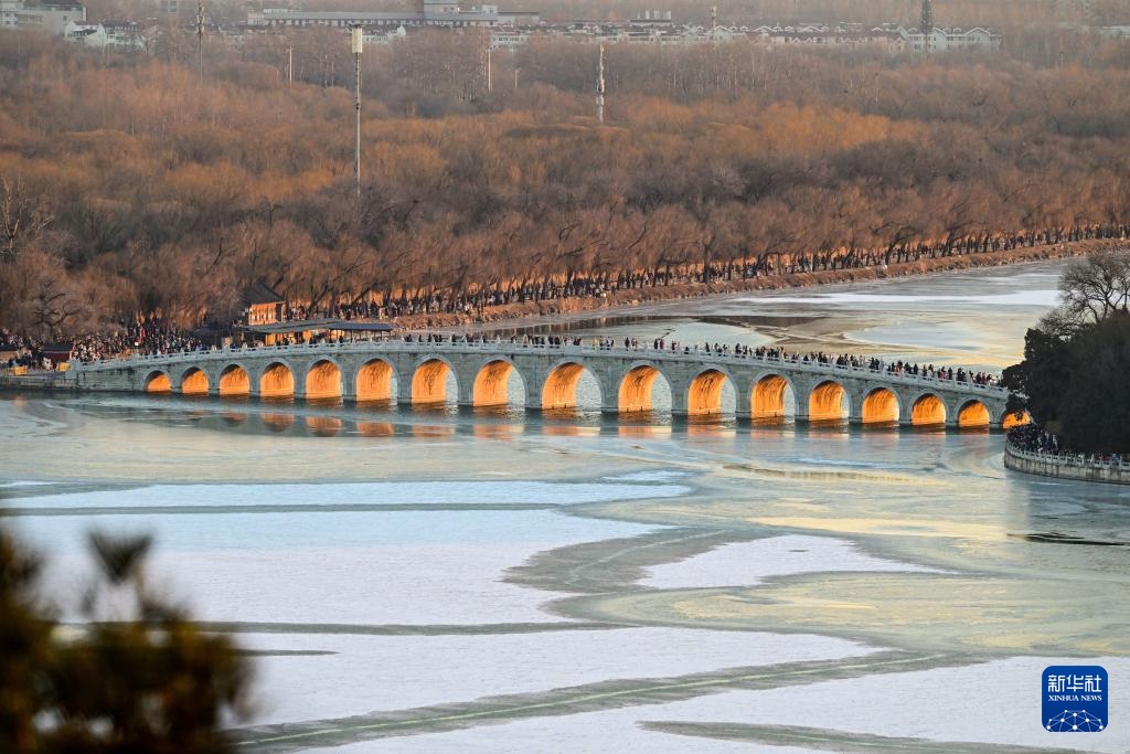 جسر الأقواس السبعة عشر بالقصر الصيفي يتألق بالضوء الذهبي المذهل
