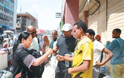 من كشك صغير إلى السوق العالمية، زوجان صينيان يحولان واقيات الشاشة إلى صناعة بحجم 600 مليون وحدة سنويا