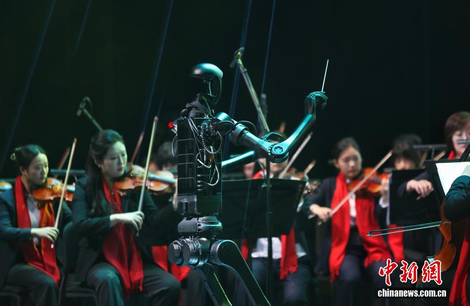 روبوت ذكي يقود الأوركسترا في حفل رأس السنة الجديدة 2026 في جيانغشي