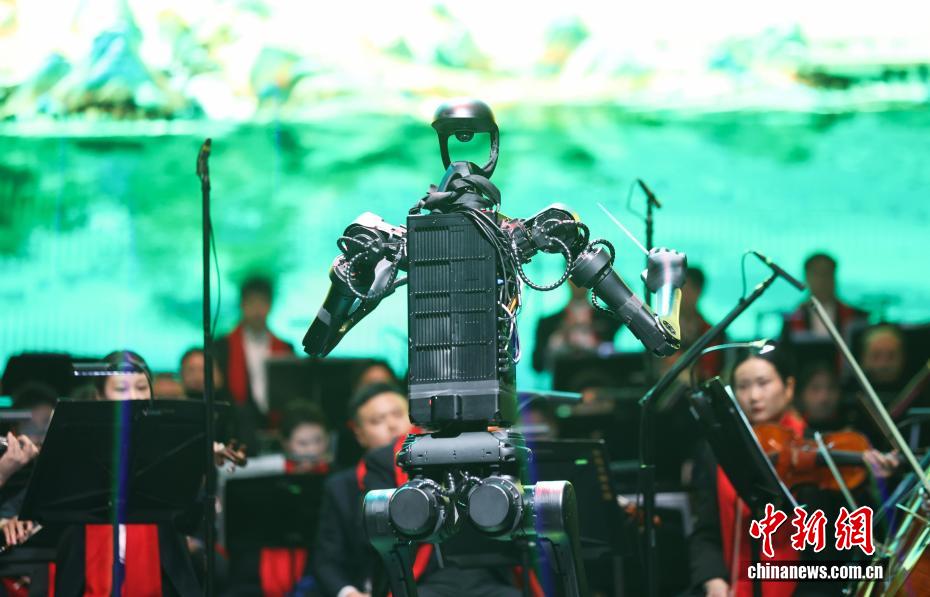 روبوت ذكي يقود الأوركسترا في حفل رأس السنة الجديدة 2026 في جيانغشي
