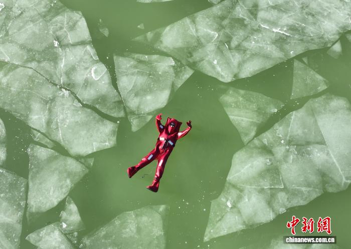 السياح يستمتعون بتجرة الطفو فوق المياه المتجمدة في يينتشوان