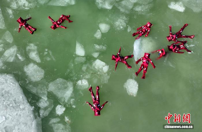 السياح يستمتعون بتجرة الطفو فوق المياه المتجمدة في يينتشوان