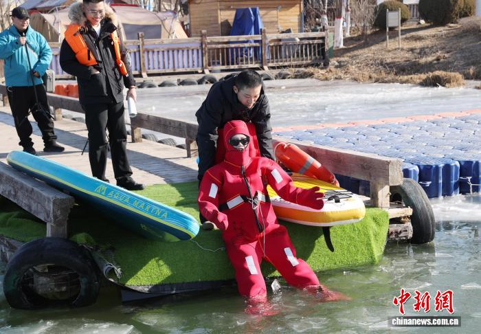 السياح يستمتعون بتجرة الطفو فوق المياه المتجمدة في يينتشوان