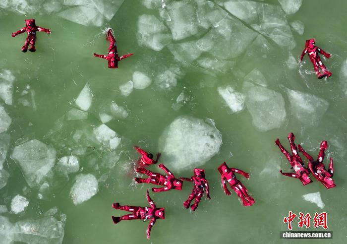 السياح يستمتعون بتجرة الطفو فوق المياه المتجمدة في يينتشوان