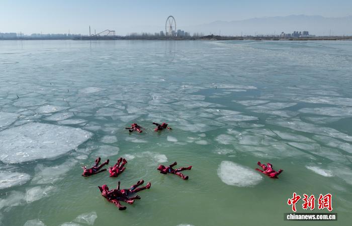 السياح يستمتعون بتجرة الطفو فوق المياه المتجمدة في يينتشوان