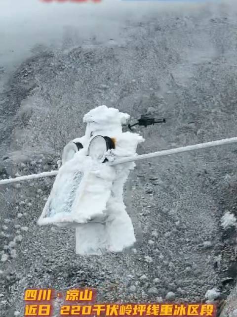 روبوت صغير يؤدي مهام كبيرة على كوابل الكهرباء فوق المرتفعات الجليدية