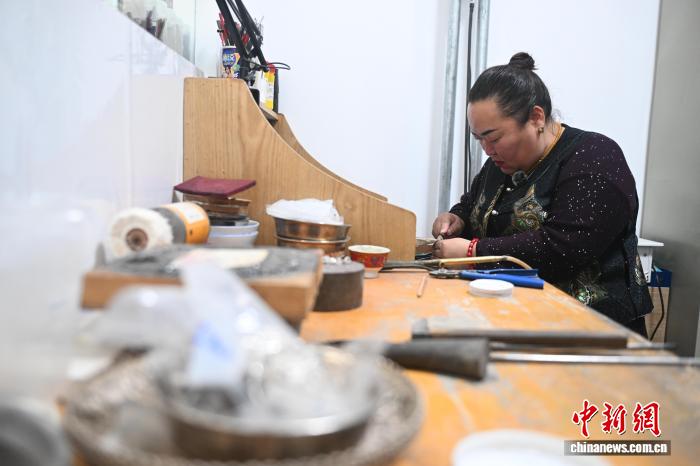 أسرار صناعة المجوهرات سوبي الفضية: إرث جمال الحلي الفضية المنغولية