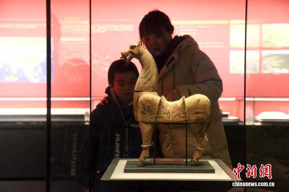 القطع الأثرية التي تحمل زخارف الخيول في متحف مقاطعة تشينغهاي تستقطب الزوار