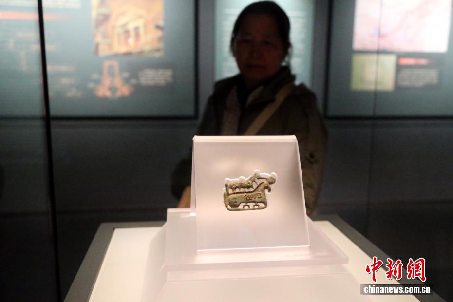 القطع الأثرية التي تحمل زخارف الخيول في متحف مقاطعة تشينغهاي تستقطب الزوار