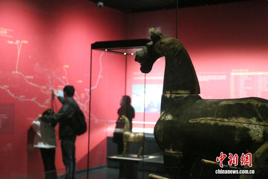 القطع الأثرية التي تحمل زخارف الخيول في متحف مقاطعة تشينغهاي تستقطب الزوار