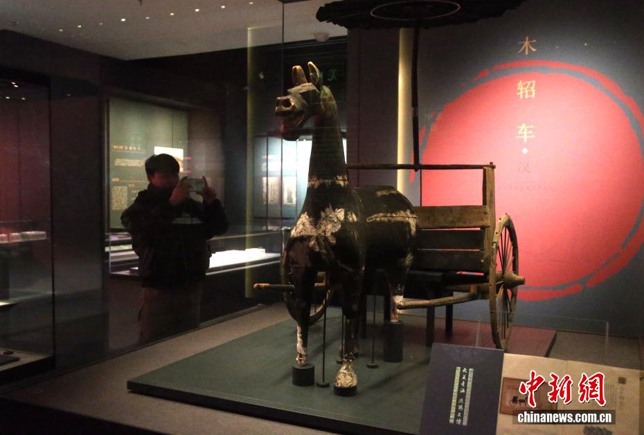 القطع الأثرية التي تحمل زخارف الخيول في متحف مقاطعة تشينغهاي تستقطب الزوار
