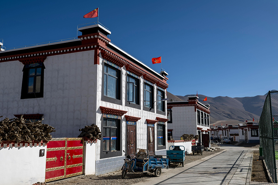 بعد مرور عام على إعادة الإعمار في دينغري ..  أشعة الشمس الدافئة تضيء المنازل الجديدة