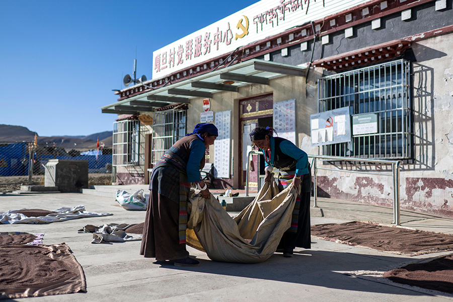 بعد مرور عام على إعادة الإعمار في دينغري ..  أشعة الشمس الدافئة تضيء المنازل الجديدة