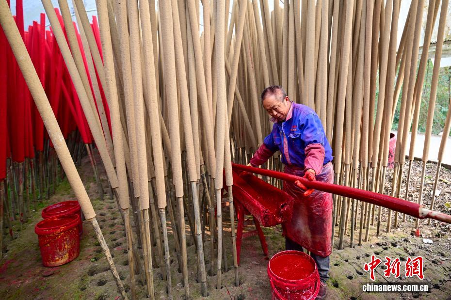 روائح البخور تفوح في وينتشانغ مع اقتراب عيد الربيع