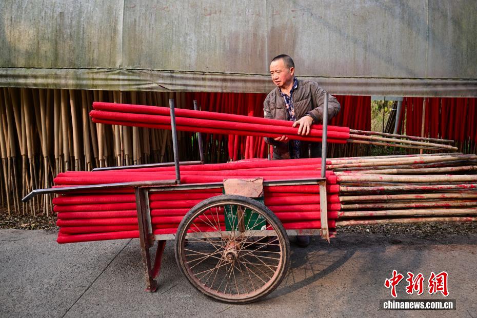 روائح البخور تفوح في وينتشانغ مع اقتراب عيد الربيع