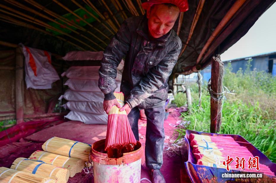 روائح البخور تفوح في وينتشانغ مع اقتراب عيد الربيع