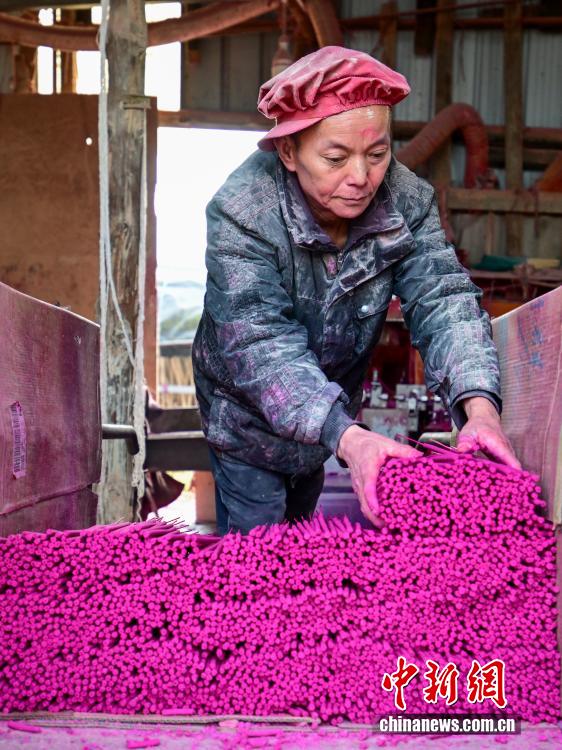 روائح البخور تفوح في وينتشانغ مع اقتراب عيد الربيع