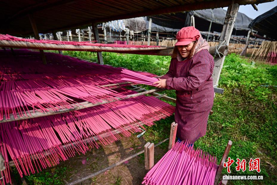 روائح البخور تفوح في وينتشانغ مع اقتراب عيد الربيع