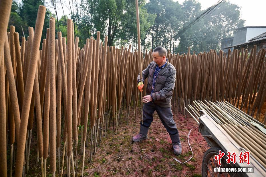 روائح البخور تفوح في وينتشانغ مع اقتراب عيد الربيع