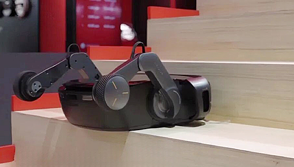 بعد استحواذها على ما يقرب من 70% من حصة السوق .. المكانس الكهربائية الروبوتية الصينية تجتاح السوق العالمية                    وفقًا لبيانات مؤسسة البيانات الدولي (IDC)، بلغت الشحنات العالمية التراكمية للمكانس الكهربائية الروبوتية الذكية 17.424 مليون وحدة في الأرباع الثلاثة الأولى من عام 2025، بزيادة سنوية قدرها 18.7%. واحتلت العلامات التجارية الصينية روبوروك(Roborock)، إيكوفاكس(Ecovacs)، دريم(Dreame)، وشاومي(Xiaomi)، وناروال(Narwal) المراكز الخمسة الأولى في الشحنات العالمية، حيث استحوذت مجتمعة على ما يقرب من 70% من حصة السوق العالمية.