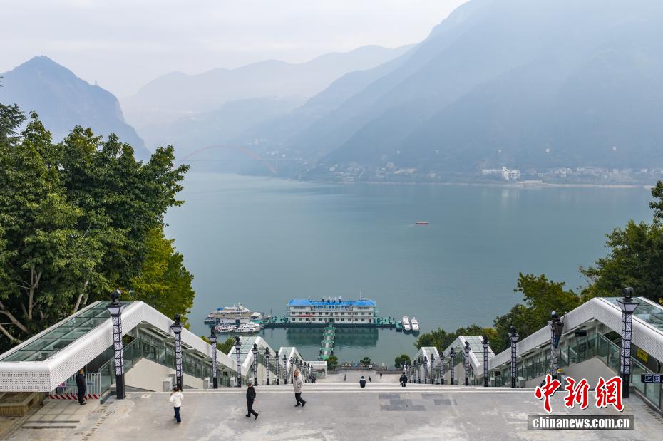 افتتاح السلم المتحرك في تشونغتشينغ بارتفاع رأسي يتجاوز 240 مترا