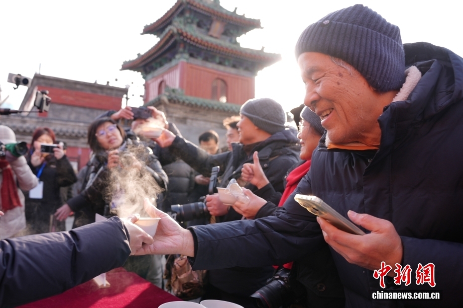 احتفال الناس في جميع أنحاء الصين بمهرجان لابا مع عصيدة ساخنة في أجواء باردة