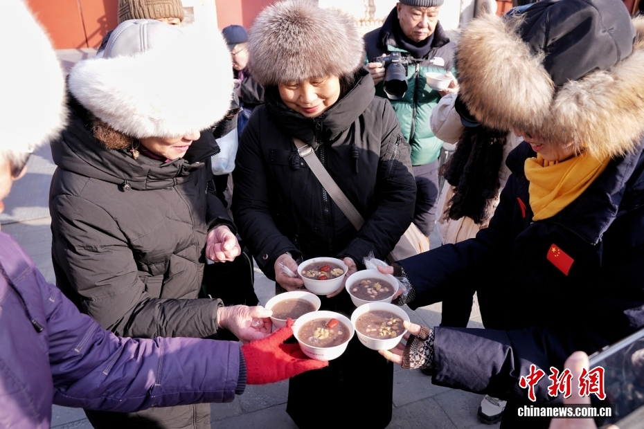 احتفال الناس في جميع أنحاء الصين بمهرجان لابا مع عصيدة ساخنة في أجواء باردة