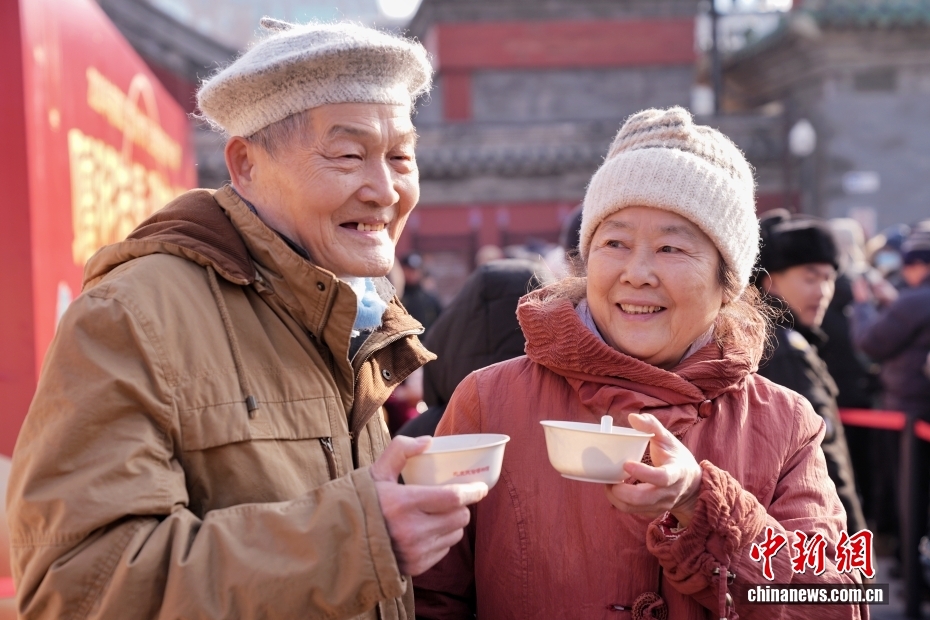 احتفال الناس في جميع أنحاء الصين بمهرجان لابا مع عصيدة ساخنة في أجواء باردة