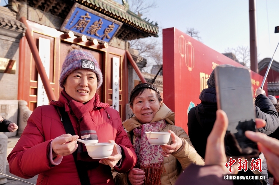 احتفال الناس في جميع أنحاء الصين بمهرجان لابا مع عصيدة ساخنة في أجواء باردة