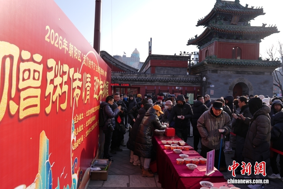 احتفال الناس في جميع أنحاء الصين بمهرجان لابا مع عصيدة ساخنة في أجواء باردة
