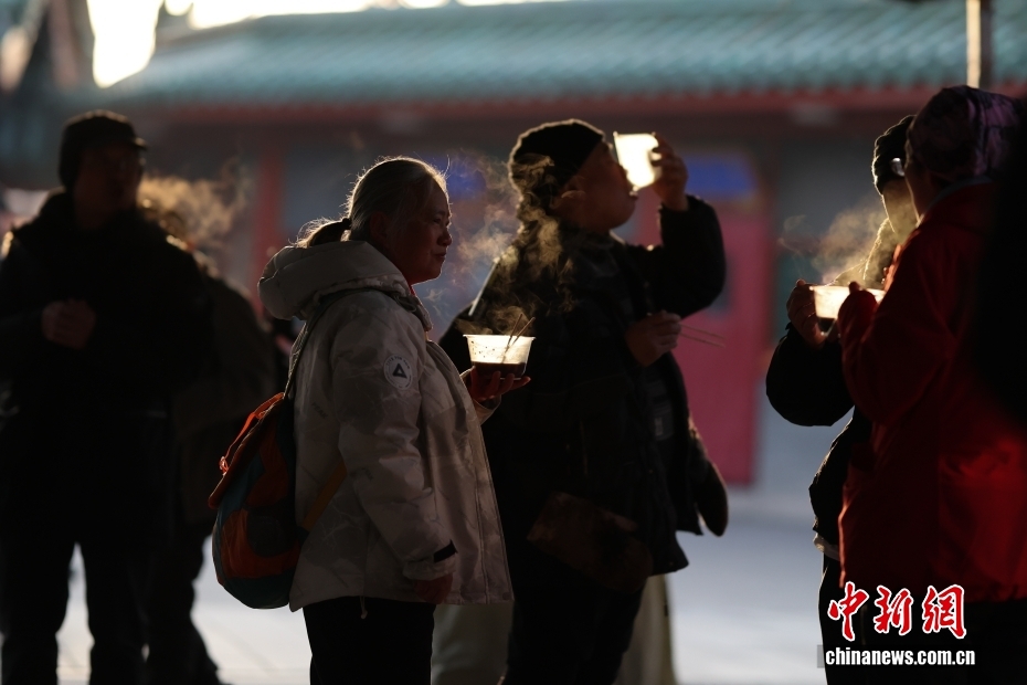 احتفال الناس في جميع أنحاء الصين بمهرجان لابا مع عصيدة ساخنة في أجواء باردة