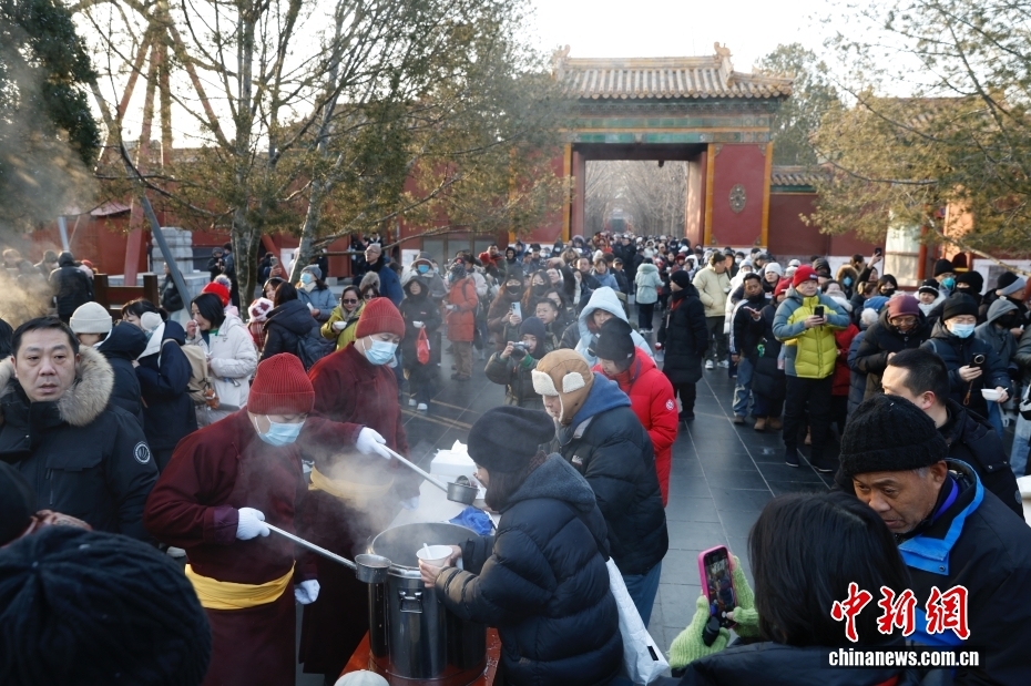 احتفال الناس في جميع أنحاء الصين بمهرجان لابا مع عصيدة ساخنة في أجواء باردة