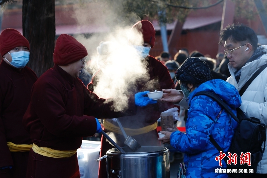 احتفال الناس في جميع أنحاء الصين بمهرجان لابا مع عصيدة ساخنة في أجواء باردة