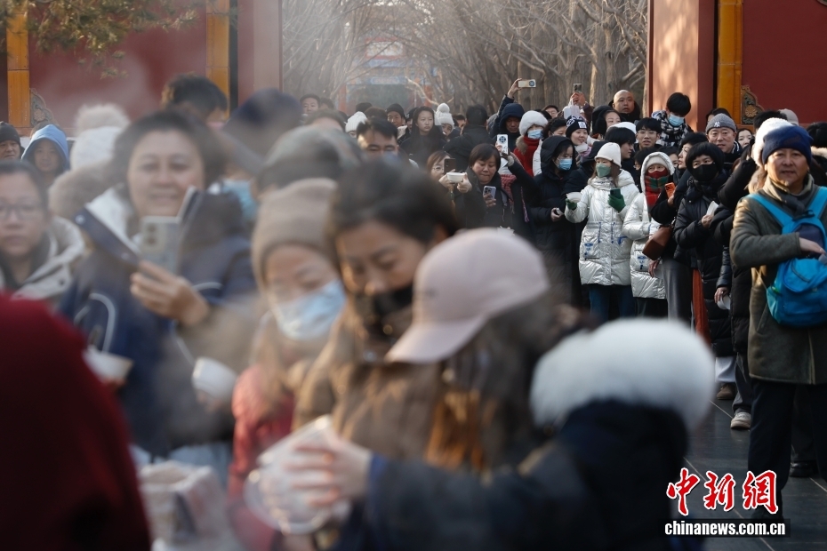 احتفال الناس في جميع أنحاء الصين بمهرجان لابا مع عصيدة ساخنة في أجواء باردة