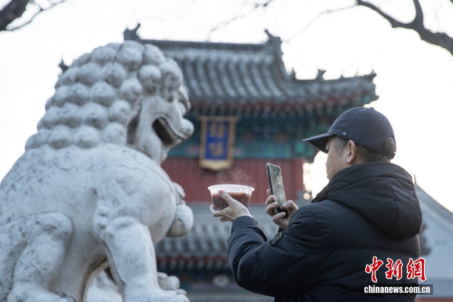 احتفال الناس في جميع أنحاء الصين بمهرجان لابا مع عصيدة ساخنة في أجواء باردة