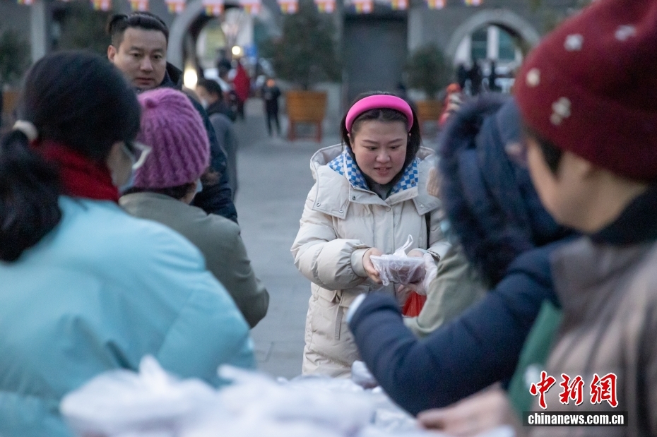 احتفال الناس في جميع أنحاء الصين بمهرجان لابا مع عصيدة ساخنة في أجواء باردة