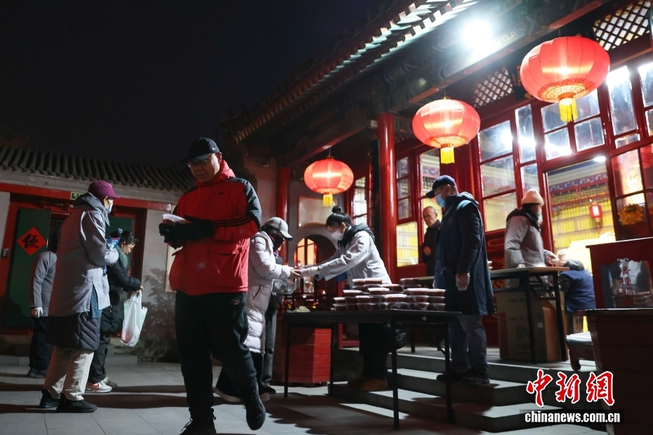 احتفال الناس في جميع أنحاء الصين بمهرجان لابا مع عصيدة ساخنة في أجواء باردة