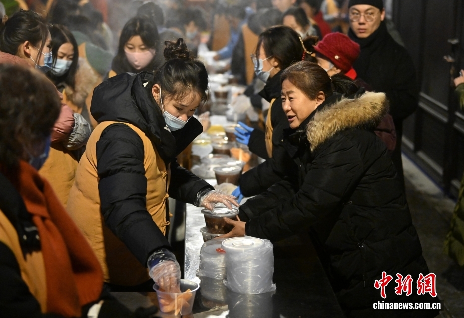 احتفال الناس في جميع أنحاء الصين بمهرجان لابا مع عصيدة ساخنة في أجواء باردة