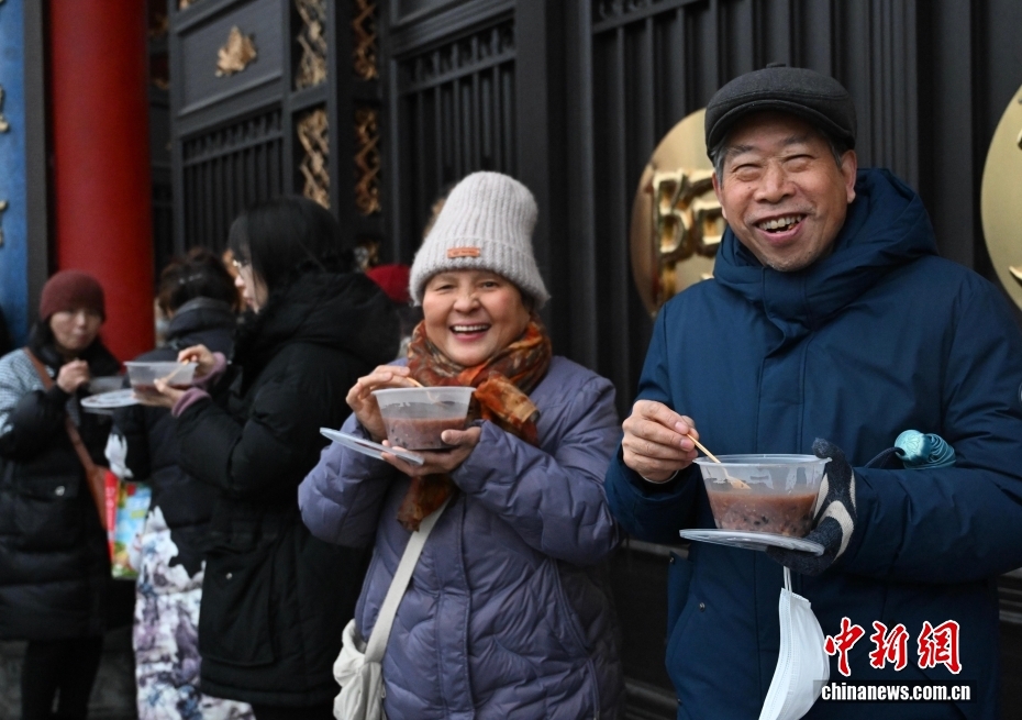 احتفال الناس في جميع أنحاء الصين بمهرجان لابا مع عصيدة ساخنة في أجواء باردة