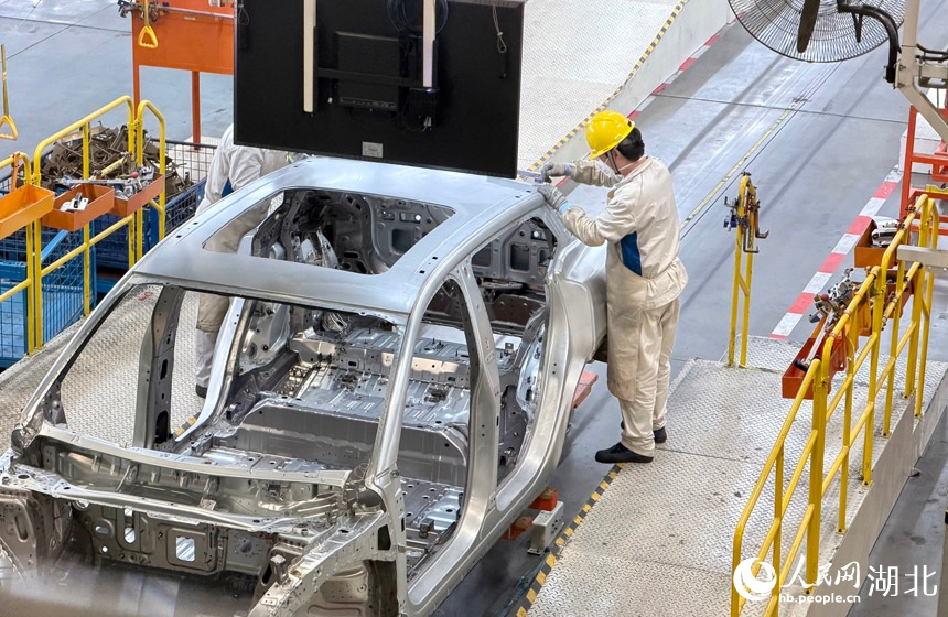 التصنيع الذكي يدفع إنتاجية سيّارات الطاقة الجديدة نحو آفاق أوسع