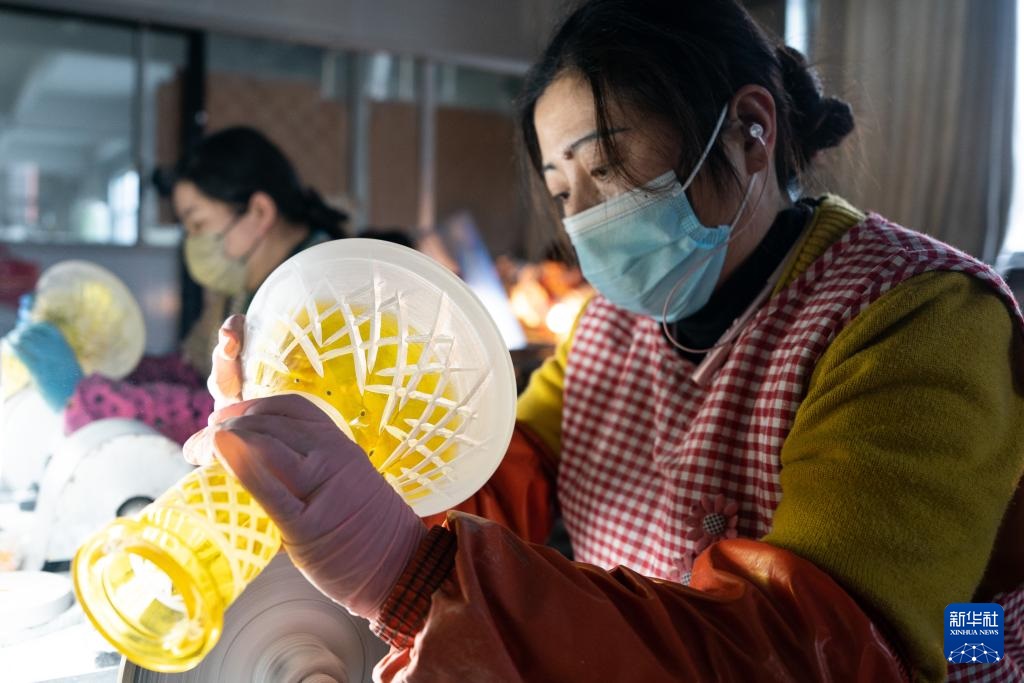 تيانتشانغ، آنهوي: أنابيب الشيشة الملونة من بلدة صغيرة إلى أسواق العالم