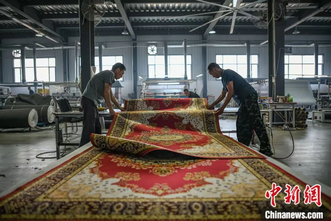 ثورة تكنولوجية في صناعة السجاد بتسوي هوانغكو، تيانجين .. من الحرف التقليدية إلى الذكاء الاصطناعي