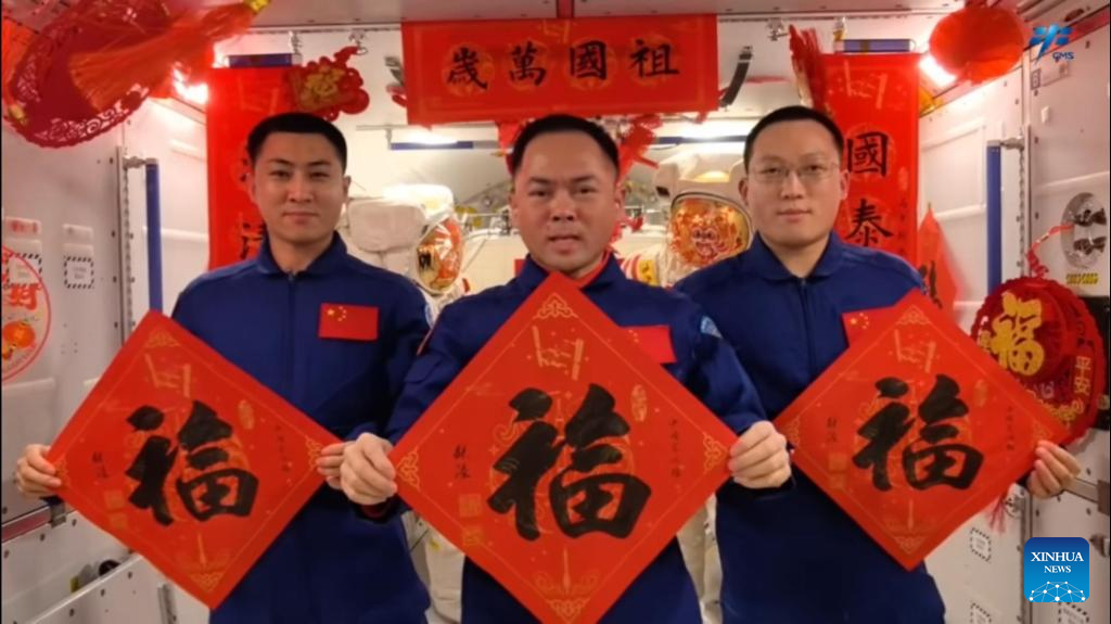 طاقم محطة الفضاء الصينية يستقبل عام الحصان بأطيب التمنيات وكعكة طازجة