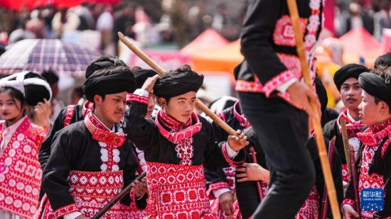 ليوتشي: قومية مياو تحتفل بمهرجان الرقص والزهور