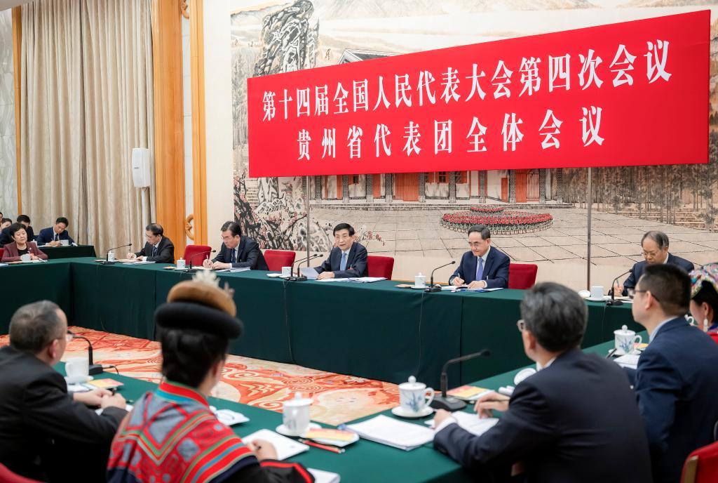 قادة صينيون يحضرون مناقشات الدورة التشريعية السنوية