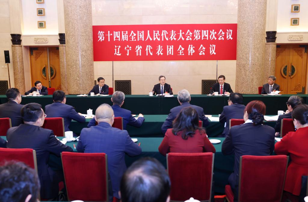 قادة صينيون يحضرون مناقشات الدورة التشريعية السنوية