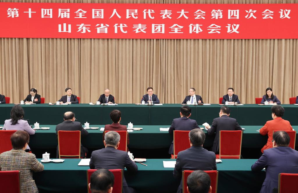 قادة صينيون يحضرون مناقشات الدورة التشريعية السنوية